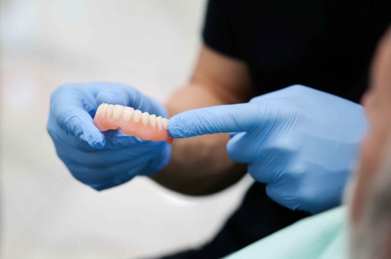 Kleefpasta voor uw kunstgebit: wanneer gebruiken en wanneer niet?